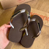 Havaianas Top + Placa Logo e Pin Coração Preto + Pin Onça Pintada