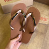 Havaianas Top + Placa Logo e Pin Coração Preto + Pin Onça Pintada