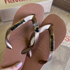 Havaianas Top + Placa Logo e Pin Coração Preto + Pin Onça Pintada