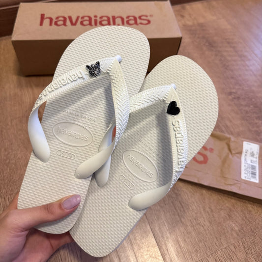Havaianas Top + Pin Onça Pintada Prata E Coração Preto