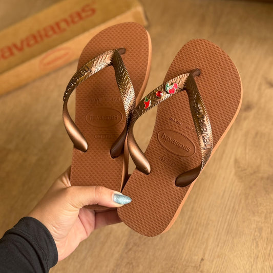 Havaianas Top + Pin Cereja e Pimenta + Pin Ponto de Luz Vermelho
