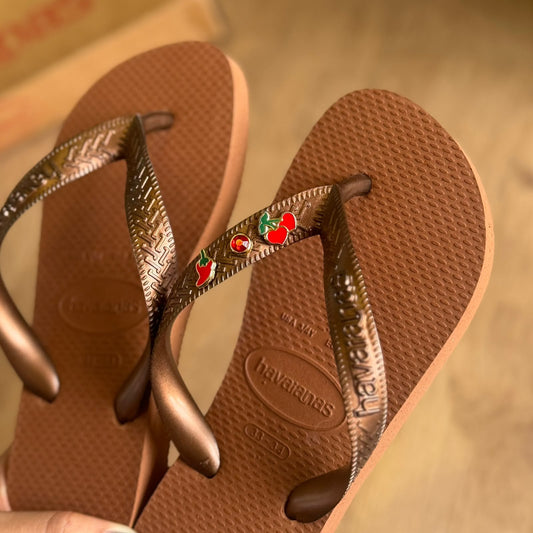 Havaianas Top + Pin Cereja e Pimenta + Pin Ponto de Luz Vermelho