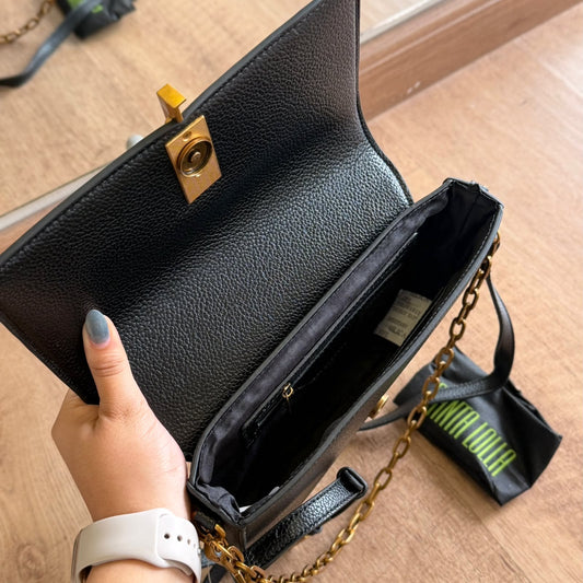 Bolsa Santa Lolla Preta Detalhe Correnta Dourada