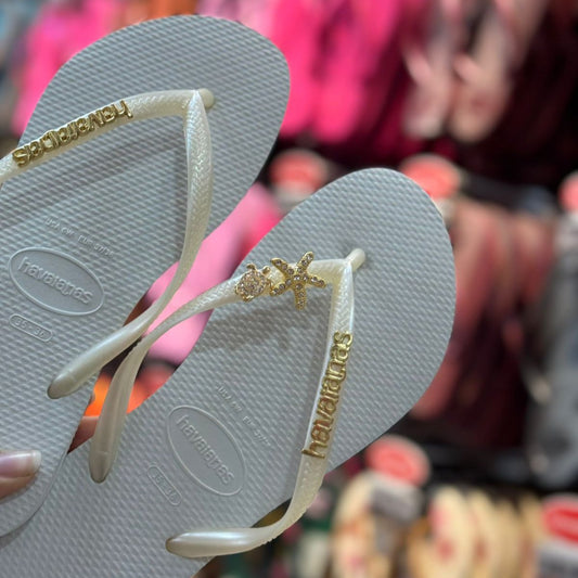 Havaianas Slim + Placa Logo Dourado + Pin Tartaruga e Estrela do Mar