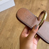 Sandalia Rasteira Arezzo Detalhe Dourado no Dedo Z191790001