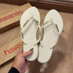 Havaianas Slim Point + Pin Brasil + Pin Dog Caramelo + Pin Nome Brasil