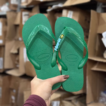 Havaianas Top (Verde Pátria) + Pin Brasil + Pin Nome ( E-M)