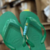 Havaianas Top + Pin Brasil + Placa Logo Nome