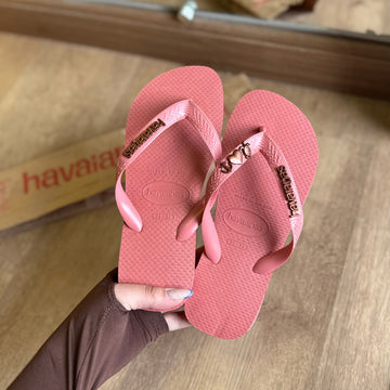 Havaianas Top + Placa Logo + Pin Tartaruga + Pin Âncora + Pin Coração