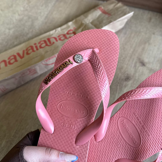 Havaianas Top + Placa Logo Marrom + Pin Oncinha