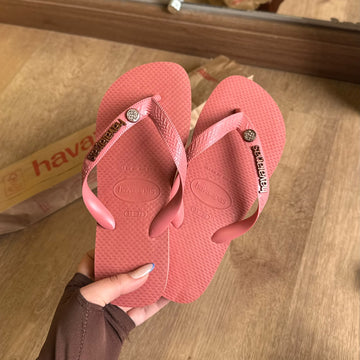 Havaianas Top + Placa Logo Marrom + Pin Oncinha