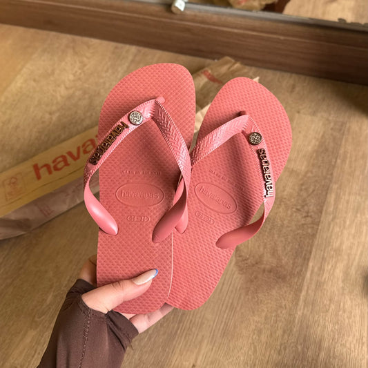 Havaianas Top + Placa Logo Marrom + Pin Oncinha