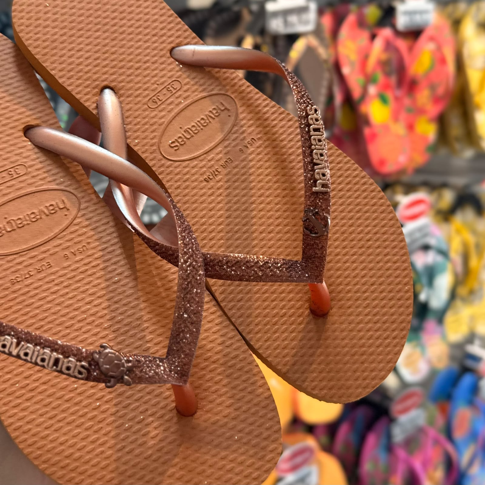 Havaianas Slim Glitter Pin Tartaruga e Âncora - Laranja Cerrado
