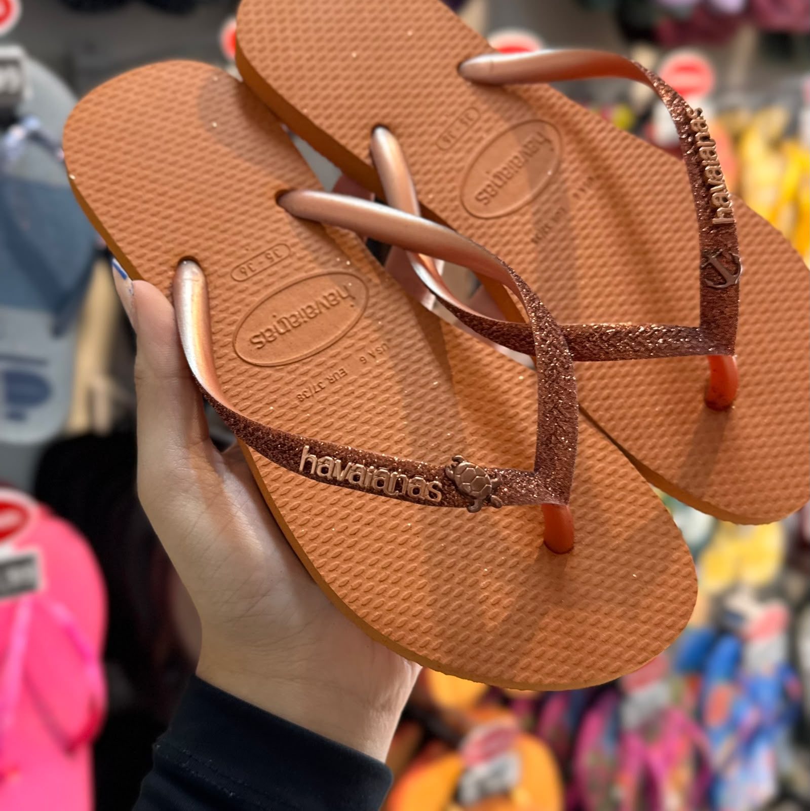 Havaianas Slim Glitter Pin Tartaruga e Âncora - Laranja Cerrado