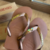 Havaianas Top + Placa Logo + Pin Tucano e Coqueiro - Ferrugem