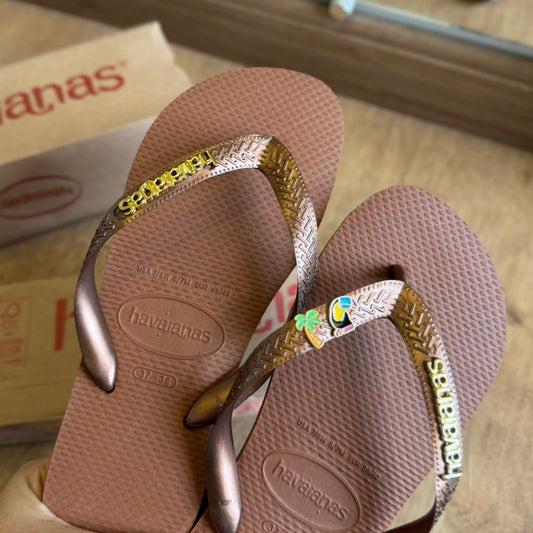 Havaianas Top + Placa Logo + Pin Tucano e Coqueiro - Ferrugem