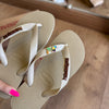 Havaianas Top + Placa Logo + Pin Tucano e Coqueiro - Areia