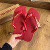 Havaianas Top + Placa Logo Dourada + Pin Cereja e Coração - Vermelho
