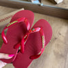 Havaianas Top + Placa Logo Dourada + Pin Cereja e Coração - Vermelho