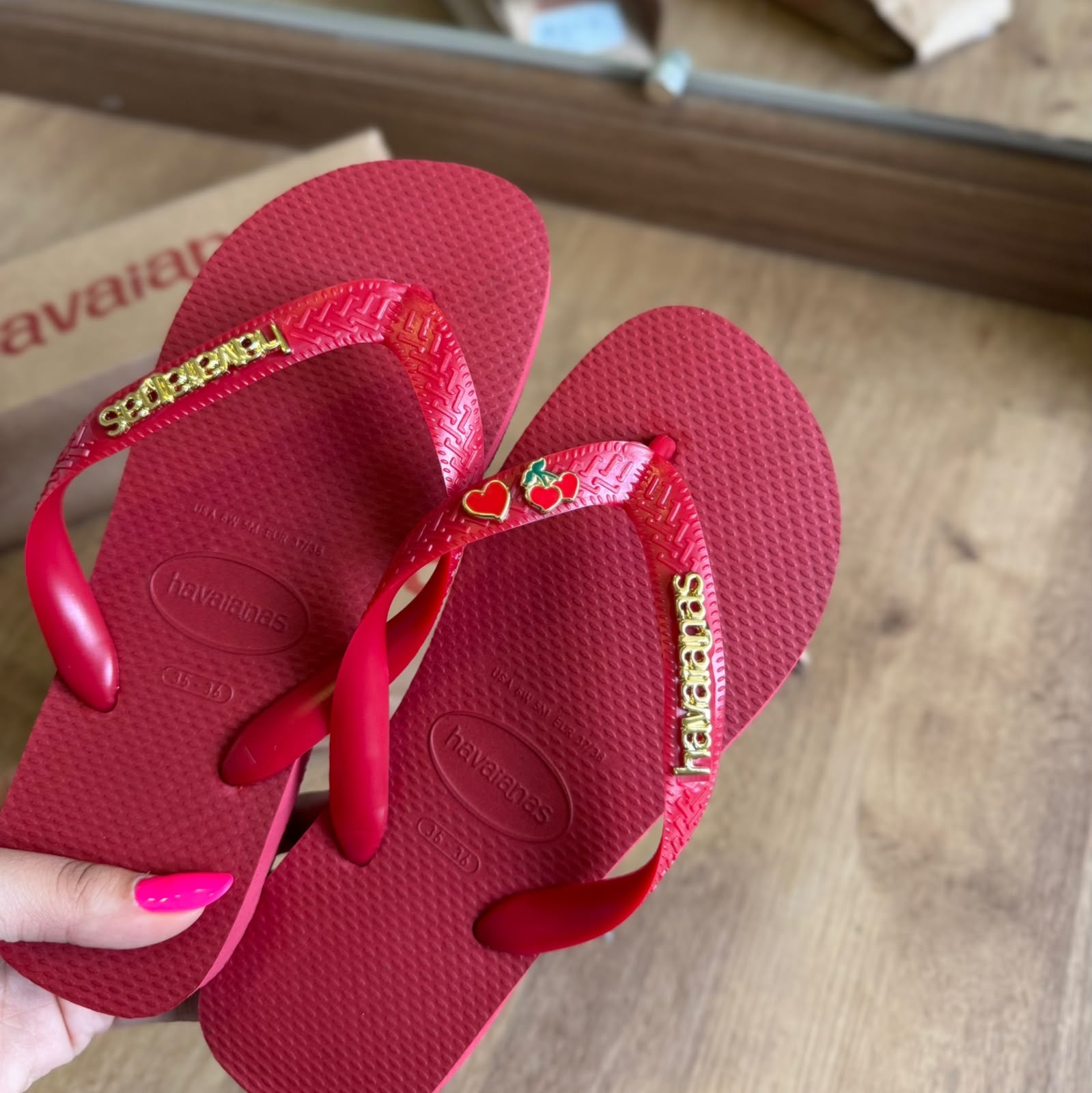 Havaianas Top + Placa Logo Dourada + Pin Cereja e Coração - Vermelho