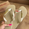 Havaianas Top + Placa Logo Dourada + Pin Cereja e Coração - Areia