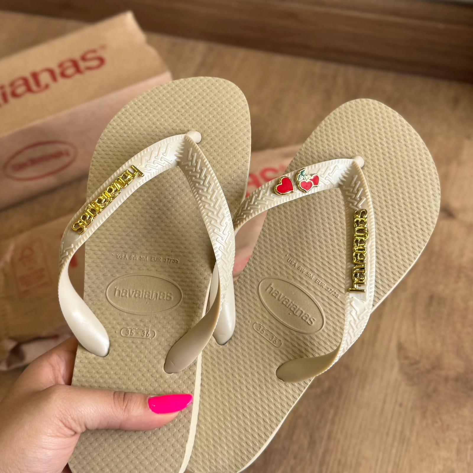 Havaianas Top + Placa Logo Dourada + Pin Cereja e Coração - Areia