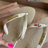 Havaianas Top + Placa Logo Dourada + Pin Cereja e Coração - Areia