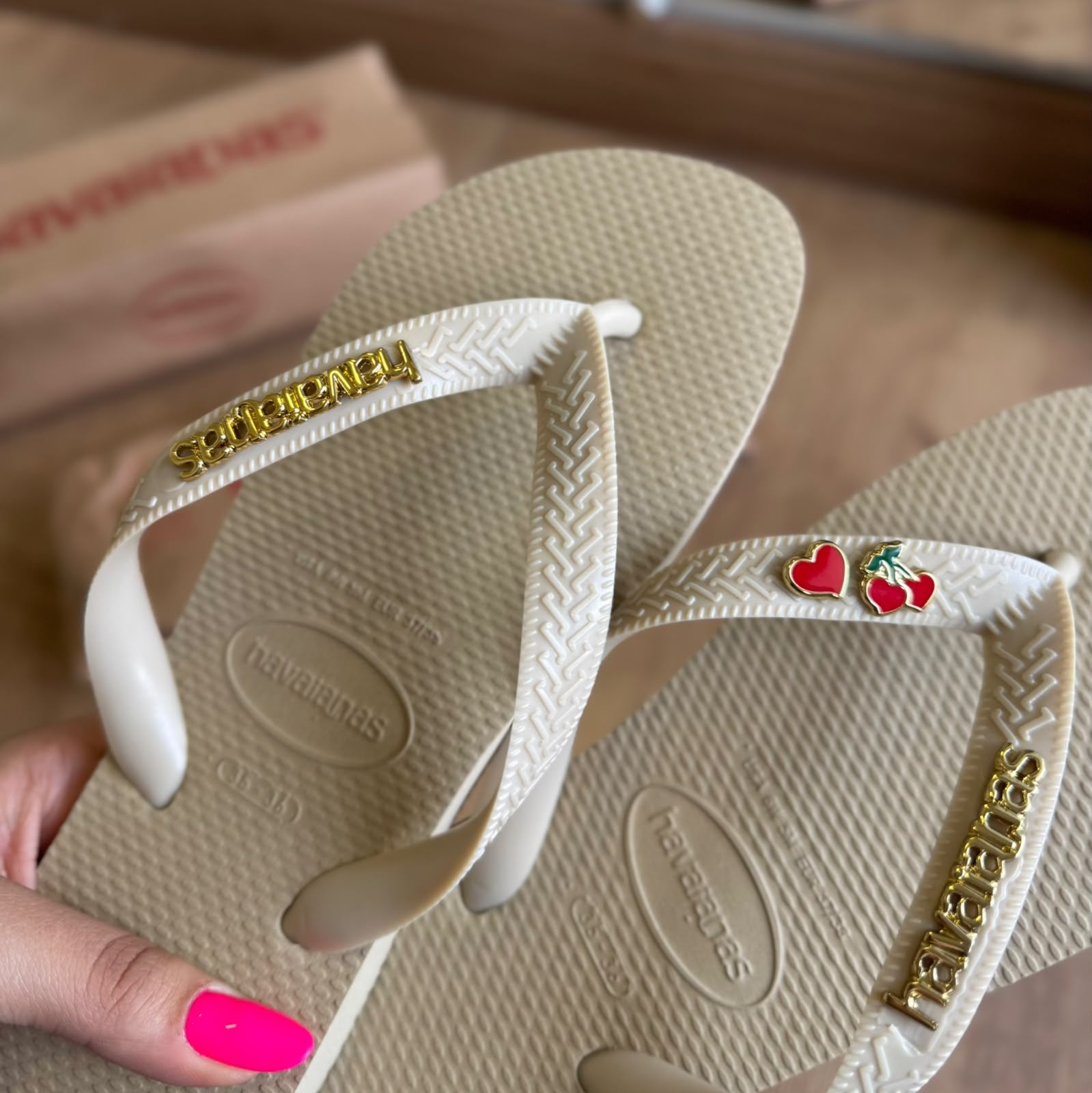 Havaianas Top + Placa Logo Dourada + Pin Cereja e Coração - Areia