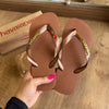Havaianas Top + Placa Logo Dourada + Pin Cereja e Coração - Ferrugem