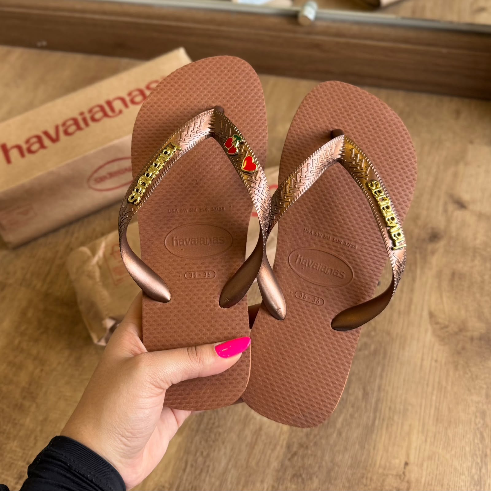 Havaianas Top + Placa Logo Dourada + Pin Cereja e Coração - Ferrugem