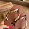 Havaianas Top + Placa Logo Dourada + Pin Cereja e Coração - Ferrugem