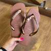 Havaianas Top + Placa Logo + Pin Tartaruga + Pin Âncora + Pin Coração