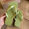 Havaianas Top + Placa Logo Dourada + Pin Estrela E Concha
