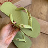 Havaianas Top + Placa Logo Dourada + Pin Estrela E Concha