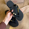 Havaianas Top + Placa Logo Dourada + Pin Estrela E Concha