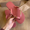 Havaianas Top + Placa Logo Dourada + Pin Estrela E Concha