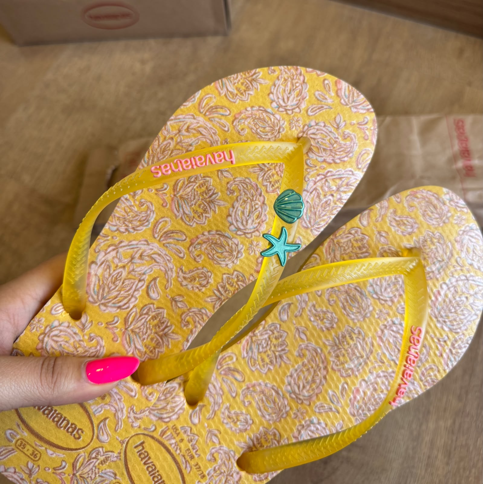 Havaianas Slim Daydream + Pin Estrela e Concha - Amarelo Cajá + Verde Água