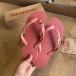 Havaianas Top + Placa Logo Dourada + Pin Coração Com Asas e Ponto De Luz
