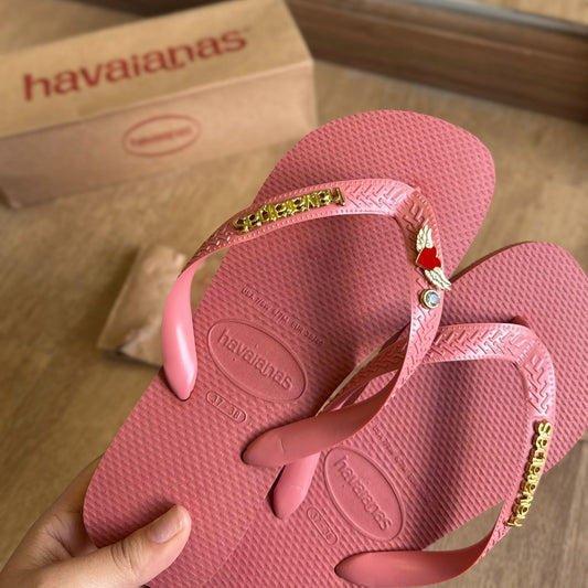 Havaianas Top + Placa Logo Dourada + Pin Coração Com Asas e Ponto De Luz