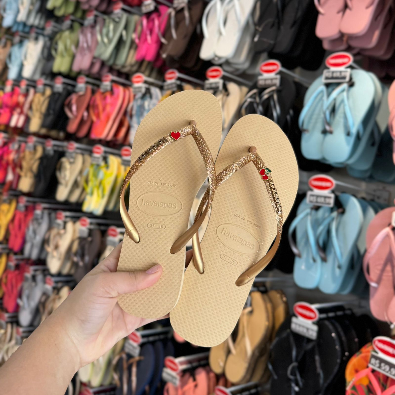 Havaianas Slim Glitter + Pin Cereja e Coração Vermelho - Dourado