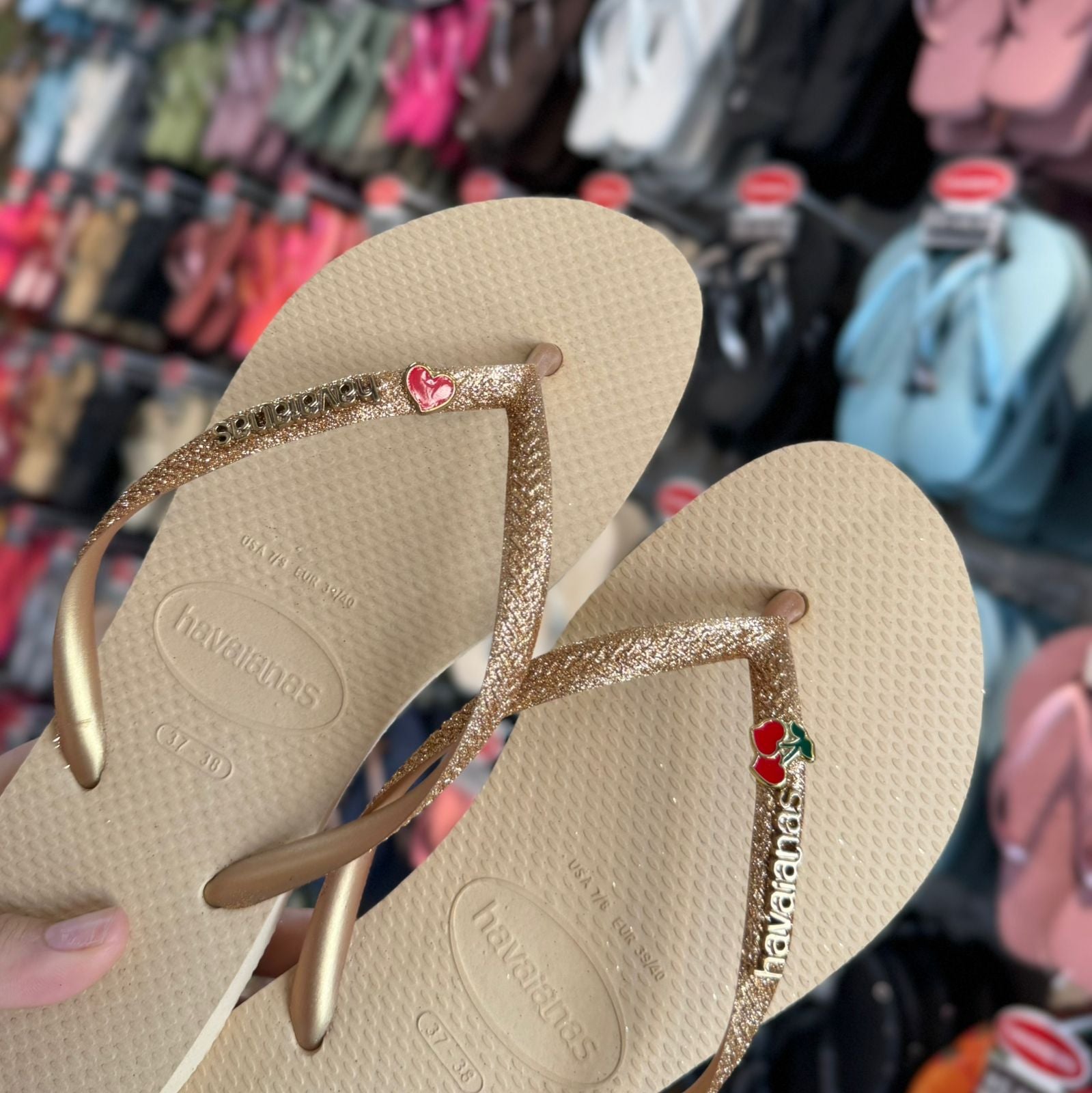 Havaianas Slim Glitter + Pin Cereja e Coração Vermelho - Dourado