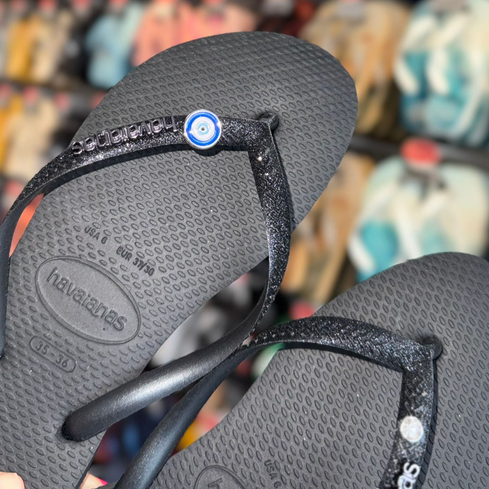 Havaianas Slim Glitter + Pin Olho Grego e Ponto de Luz - Preto