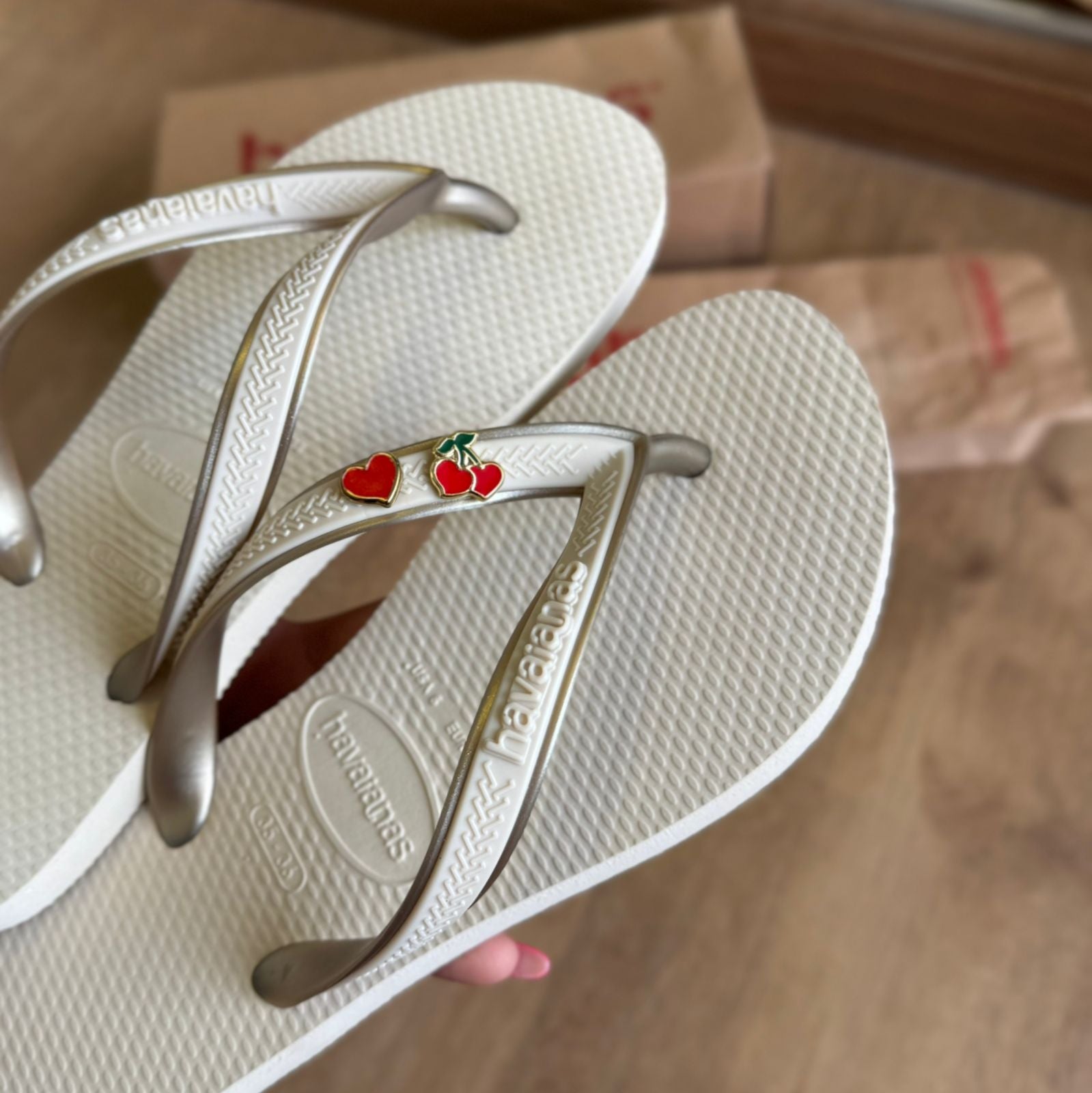 Havaianas Aura + Pin Cereja e Coração - Bege