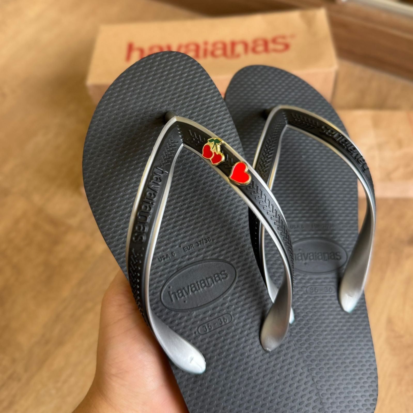 Havaianas Aura + Pin Cereja e Coração - Preto