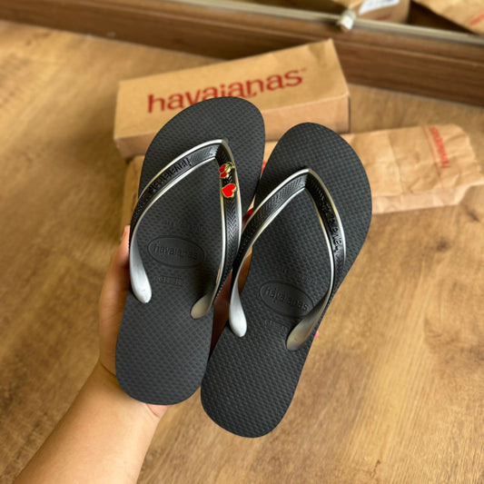 Havaianas Aura + Pin Cereja e Coração - Preto