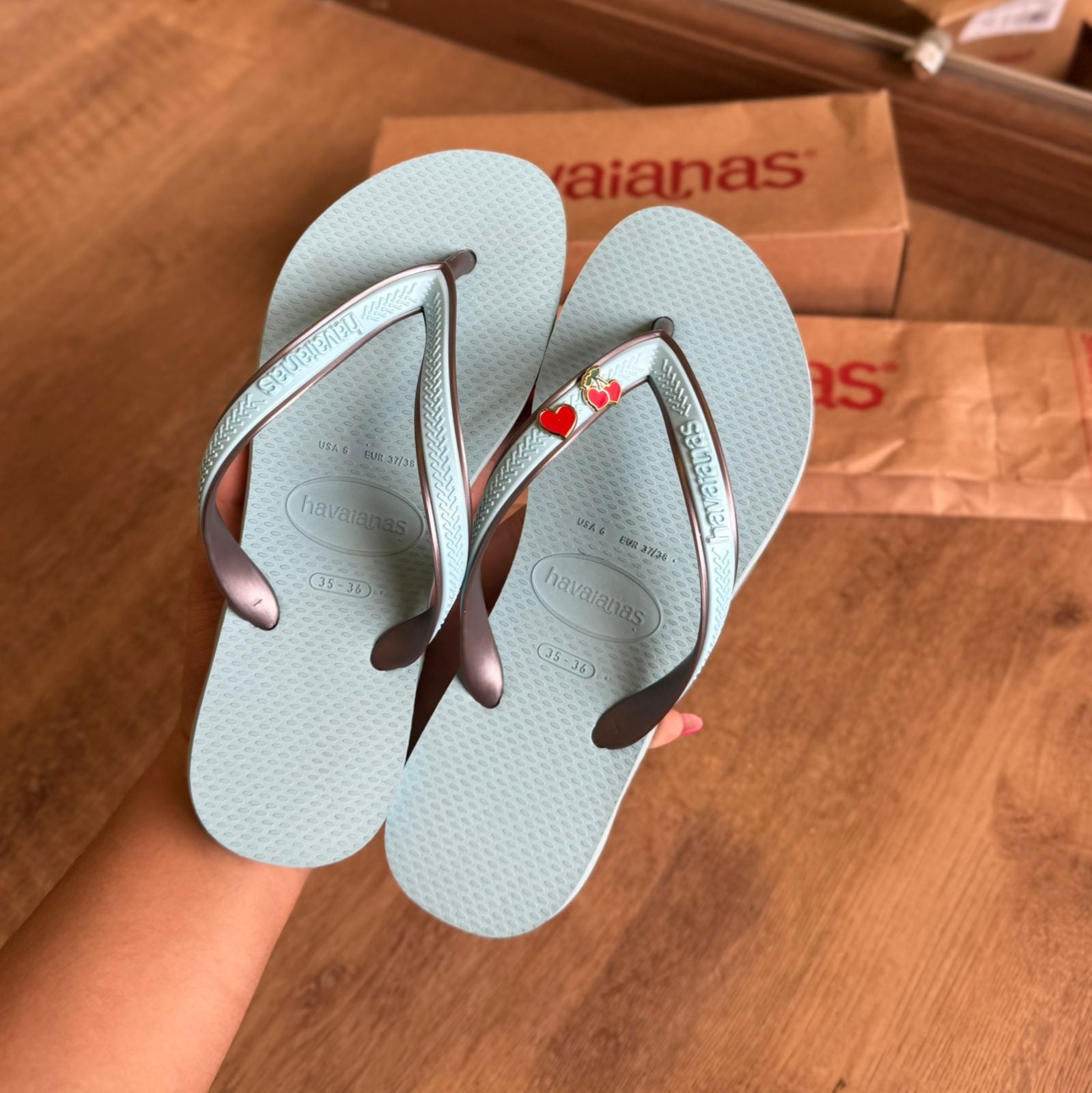 Havaianas Aura + Pin Cereja e Coração - Azul Maceió