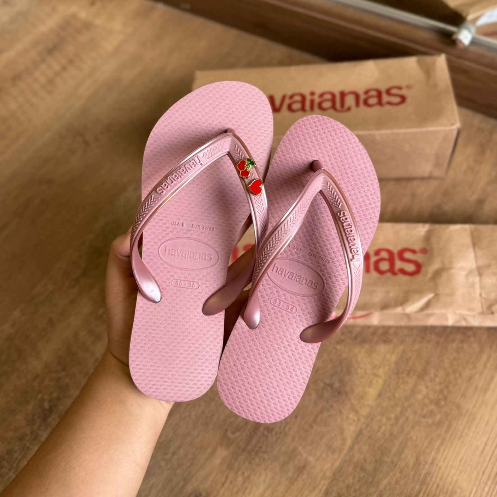 Havaianas Aura + Pin Cereja e Coração - Argila Roxa