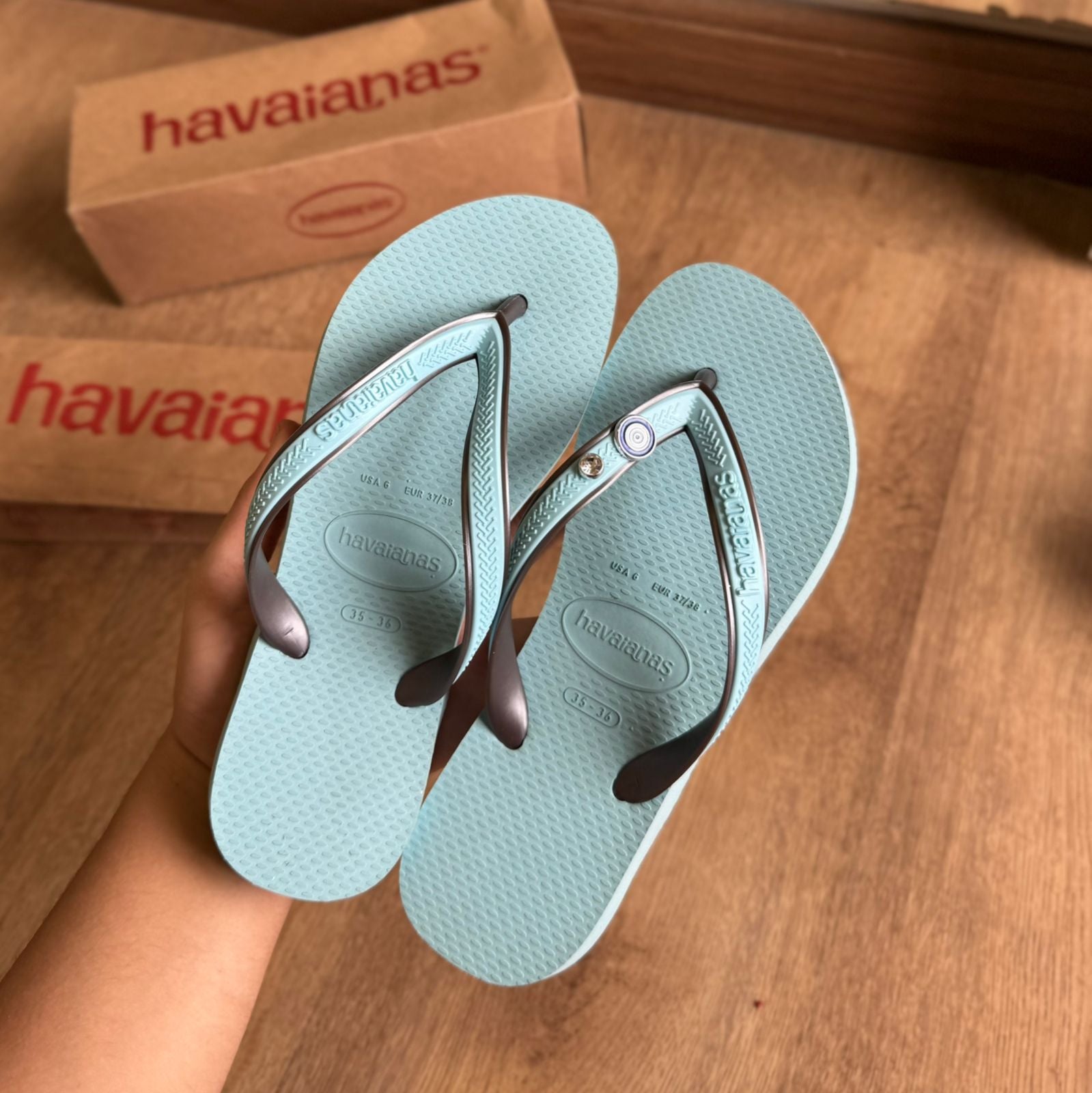 Havaianas Aura + Pin Olho Grego e Ponto de Luz - Azul Maceió