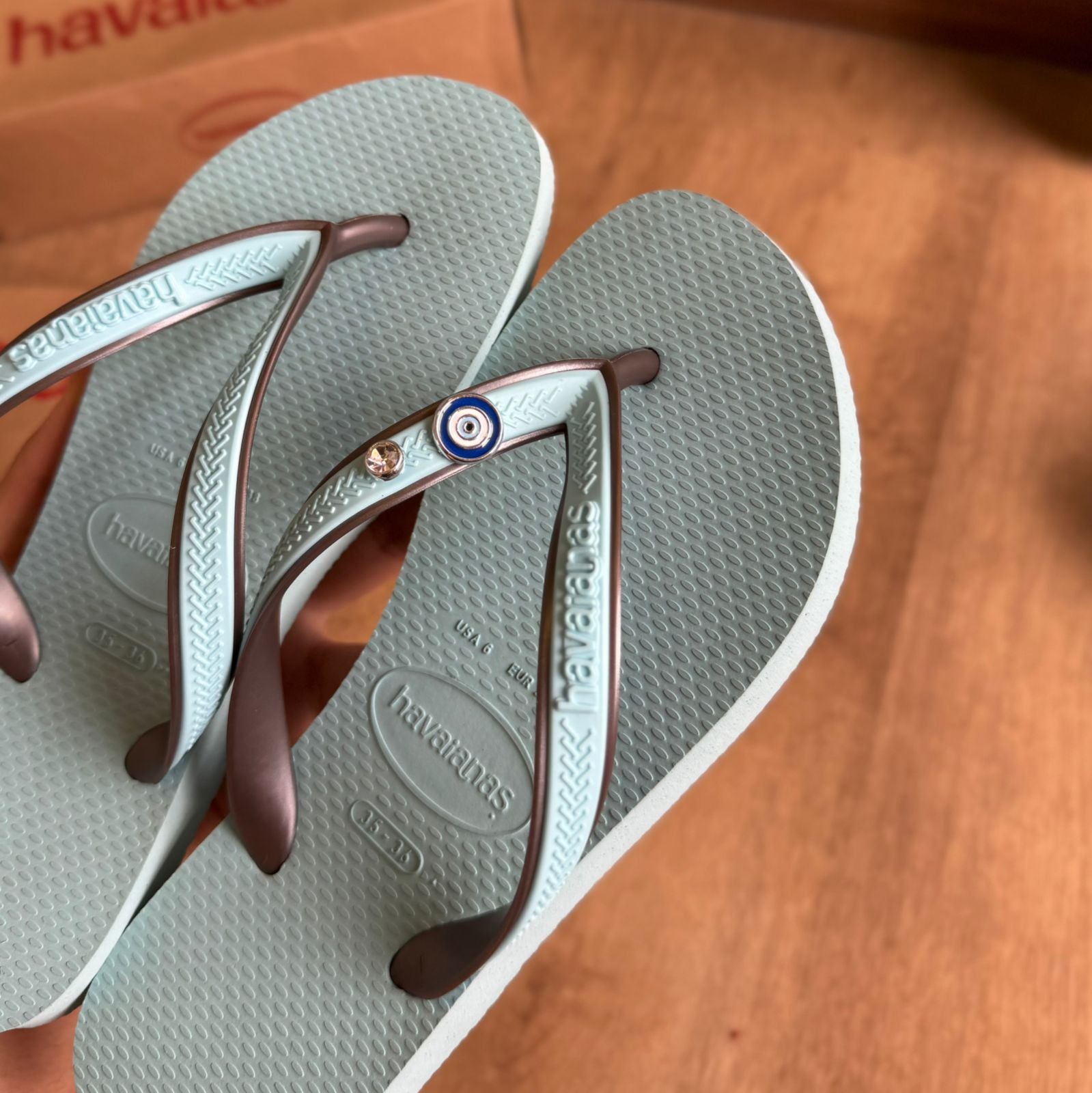 Havaianas Aura + Pin Olho Grego e Ponto de Luz - Azul Maceió