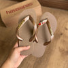 Havaianas Top + Placa Logo Dourada + Pin Cereja e Coração